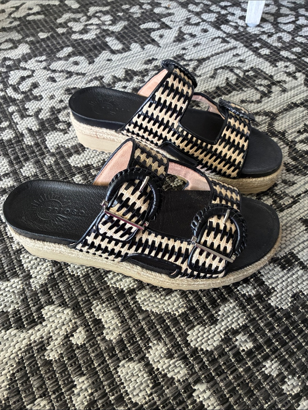 Brioso Women’s Woven Black and Natural Slide Sandals Size 9